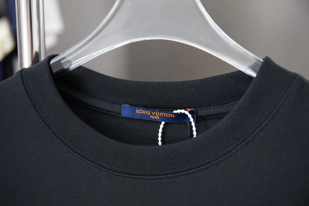 🅿️180 1V 25SS early spring new style Short sleeves with embroidered hot diamond letters Light luxury A must-have item for daily commuting for men and women Correct version Welcome to compare Detailed features · 320g 100% pure cotton double yarn jersey fabric · Special thickening in the same vat 32 pieces double-strand 1X1 thread · Imported Tajima machine embroidery petals . High temperature Australian imported colored diamonds · Double-needle sewing and cross-seam technology · Original main mark, washed tag, brand moisture-proof paper packaging Color: black/white Size: S/M/L/XL